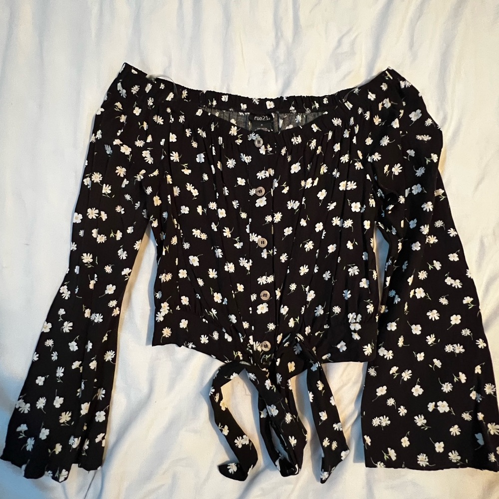Adorable cropped floral off the should shirt